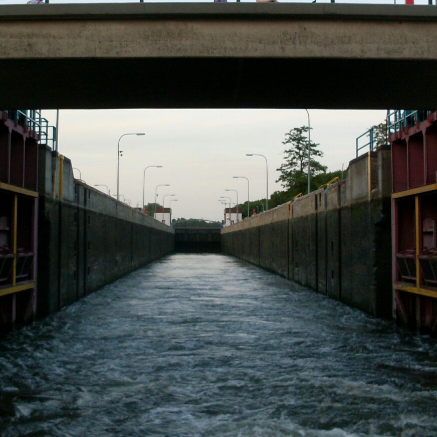 Einfahrt in eine Schleuse