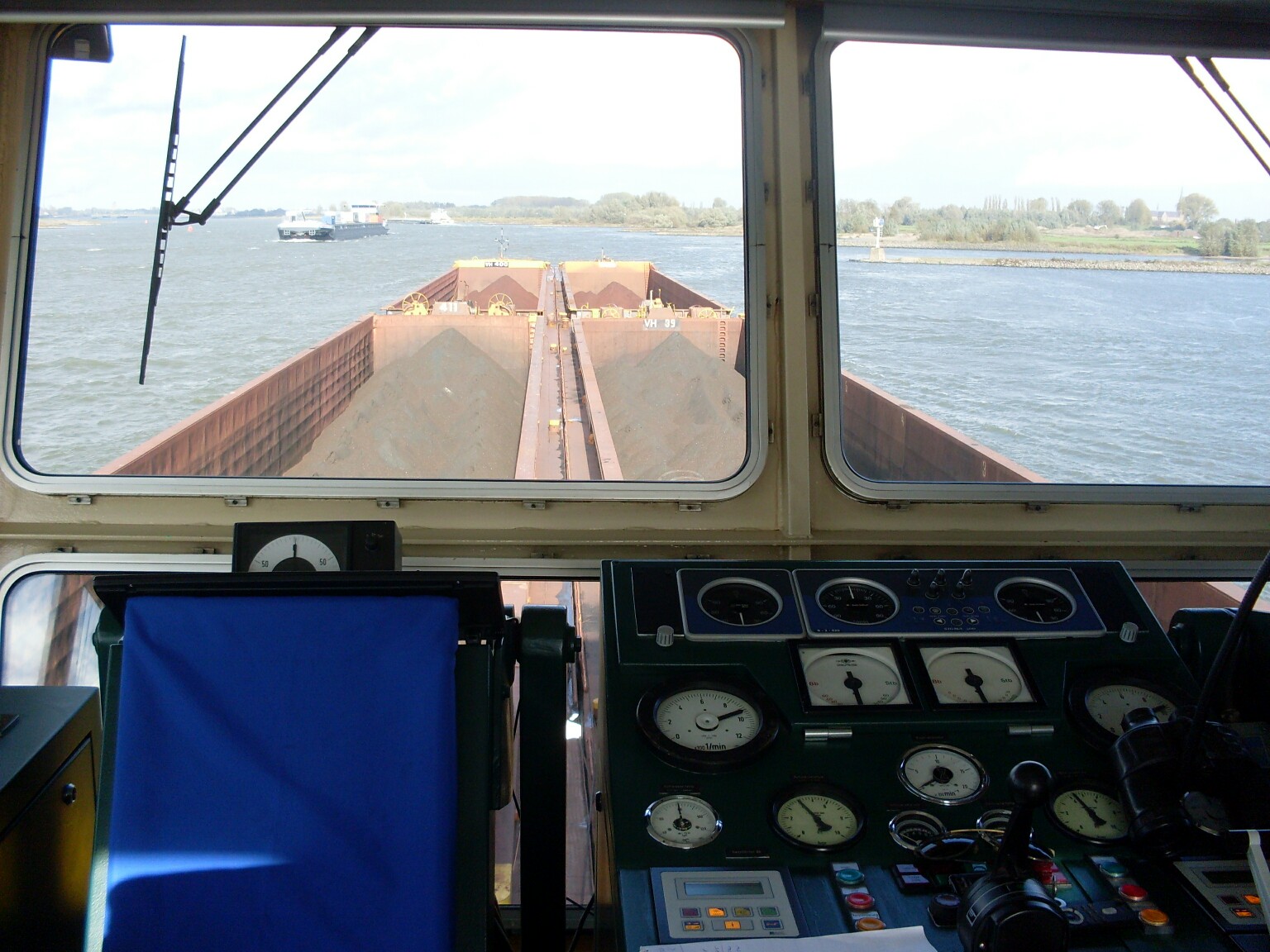 Blick aus dem Steuerhaus von einem Schubschiff